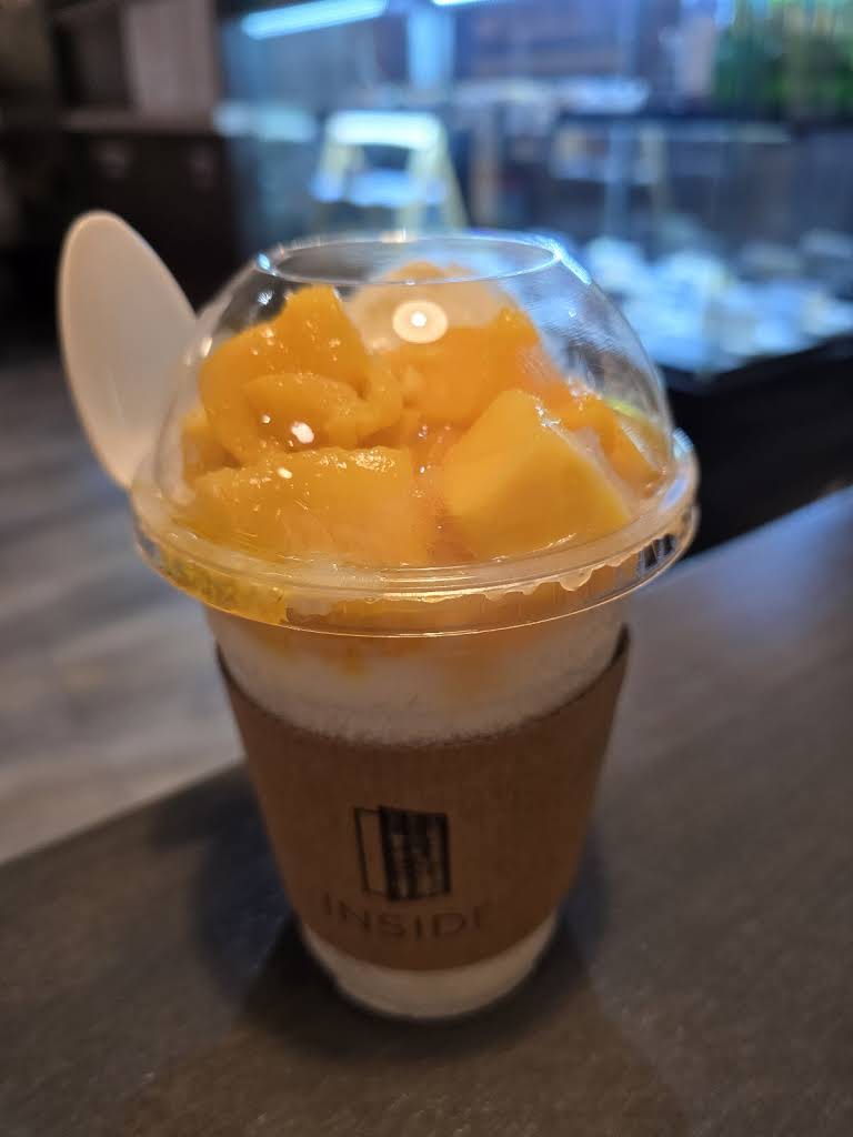 Mango bingsu dessert